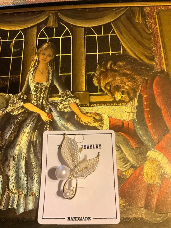 Handmade Jewelry - Elegant Pearl Leaf Brooch — Gold-Tone with Ivory Pearls HAND MADE VINTAGE NEW